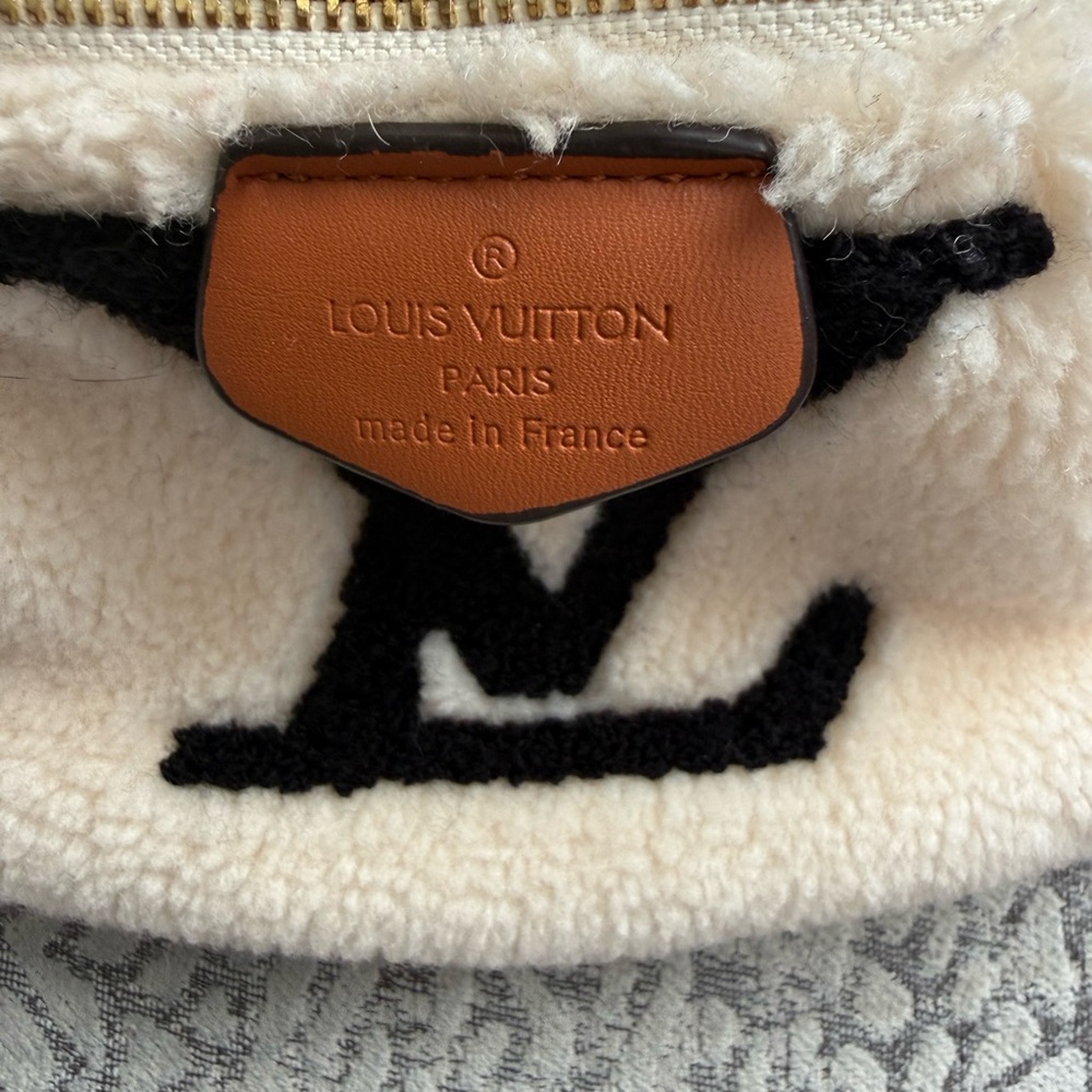 Inspired L V Shearling Bumbag with distinctive contrasting monogram - Picture 3 of 6